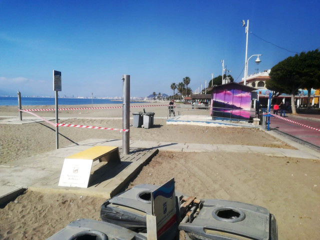 Una playa precintada en Málaga. Imagen de archivo.