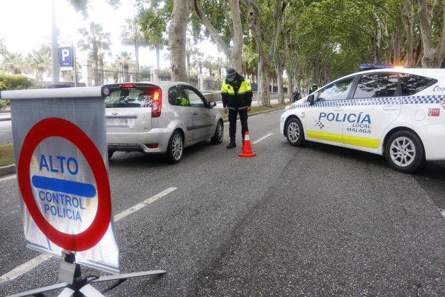 Efectivos de la Policía Local de Málaga, durante la realización de controles de tráfico aleatorios por el decreto de Estado de Alarma impuesto por el Gobierno de España a causa de la pandemia del virus COVID-19. En Málaga