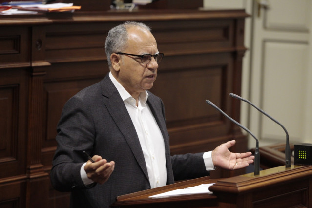 El portavoz de ASG en el Parlamento de Canarias, Casimiro Curbelo, durante una sesión plenaria