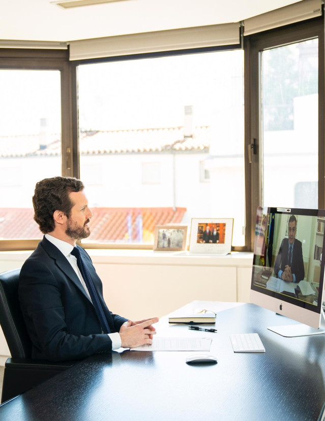 El líder del PP, Pablo Casado, mantiene una reunión por videoconferencia con el presidente del Gobierno, Pedro Sánchez, dentro de la ronda de contactos abierta por el Ejecutivo para su mesa de reconstrucción. Madrid, a 20 de abril de 2020.
