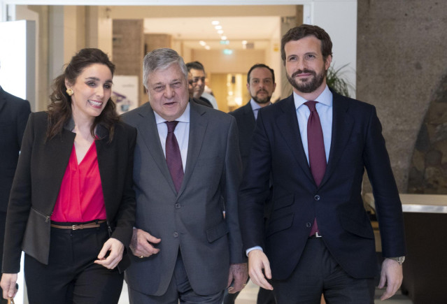 El presidente del PP, Pablo Casado, junto a Leopoldo López Gil