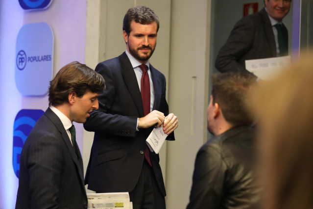 El presidente del PP, Pablo Casado, y el vicesecretario de Comunicación del partido, Pablo Montesinos.  Archivo