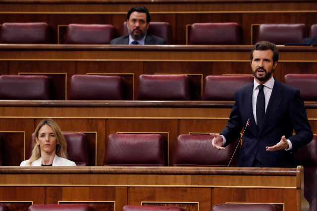 El líder del PP, Pablo Casado, interviene en la primera sesión de control al Gobierno desde que se declaró el estado de alarma el pasado 14 de marzo, un pleno reclamado desde hace semanas por la oposición y que girará en todo momento sobre la crisis polít