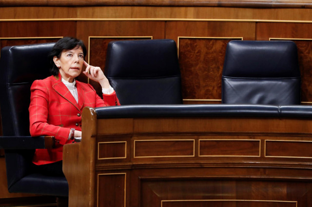 La ministra de Educación, Isabel Celaá, durante la primera sesión de control al Ejecutivo celebrada en el Congreso desde que se declaró el estado de alarma el pasado 14 de marzo, un pleno reclamado desde hace semanas por la oposición y que girará en todo