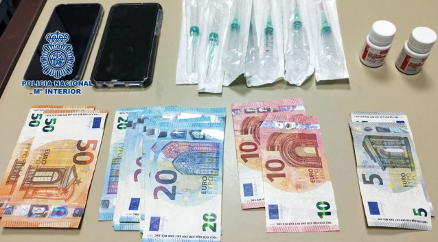 Dinero, teléfonos y medicamentos intervenidos