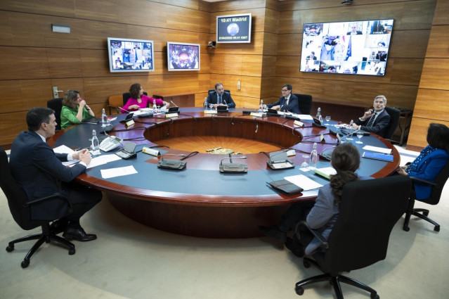 El vicepresidente segundo del Gobierno, Pablo Iglesias (3d), la ministra de Defensa, Margarita Robles (1d), el presidente del Gobierno, Pedro Sánchez (1i)la vicepresidenta de Transición Ecológica, Teresa Ribera (2i), el ministro de Interior, Fernando Gran