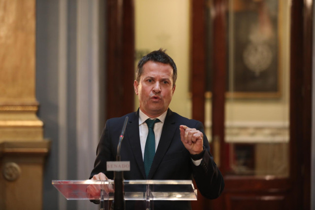 El portavoz de PVN en el Senado, Jokin Bildarratz, en rueda de prensa.