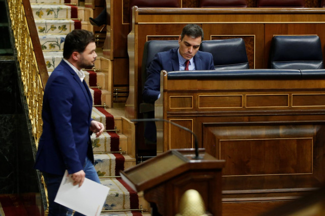 El diputado de ERC, Gabriel Rufián, pasa ante el presidente del Gobierno, Pedro Sánchez,