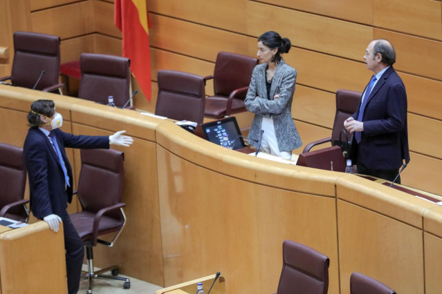 El secretario segundo del Senado, Rafael Hernando (1i, con mascarilla).