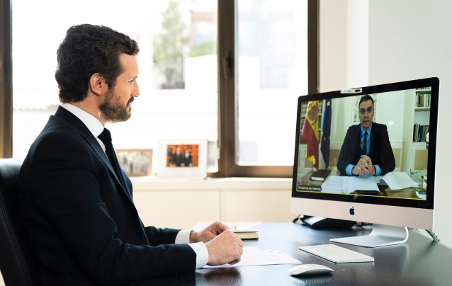 El líder del PP,  Pablo Casado, conversa por videoconferencia con el presidente del Gobierno,  Pedro Sánchez. Madrid. 20 de abril de 2020.