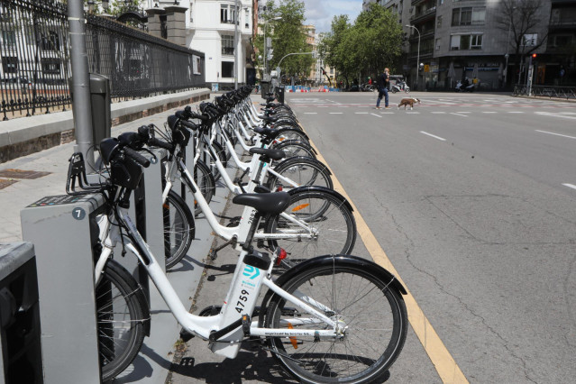 Bicicletas de BiciMAD en una estación tras ser trasladadas desde el centro de operaciones del servicio, en Fuencarral