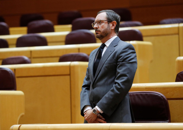 El portavoz del PP en el Senado, Javier Maroto, durante el minuto de silencio en conmemoración a las víctimas del coronavirus, al inicio del primer pleno de control al Gobierno en el Senado desde la declaración del estado de alarma con un presencia reduci