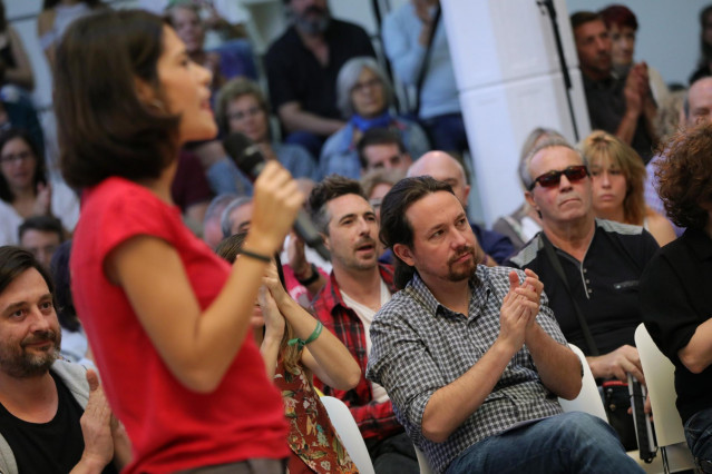 El secretario general de Unidas Podemos, Pablo Iglesias, aplaude durante la intervención de la portavoz de Unidas Podemos Izquierda Unida Madrid en Pie, Isa Serra, en un acto de precampaña de Podemos, en Madrid (España) a 5 de octubre de 2019.