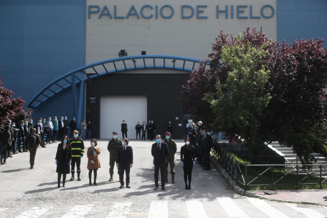 Díaz Ayuso, Robles, MartínezAlmeida, López y  Villacísen durante la clausura de la morgue del Palacio de Hielo
