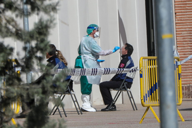 Una sanitaria le realiza a un policía municipal uno de los test rápidos de coronavirus que ha adquirido el Ayuntamiento de la capital