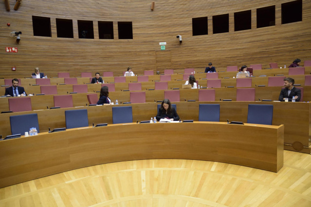 Oltra en su escaño en Les Corts