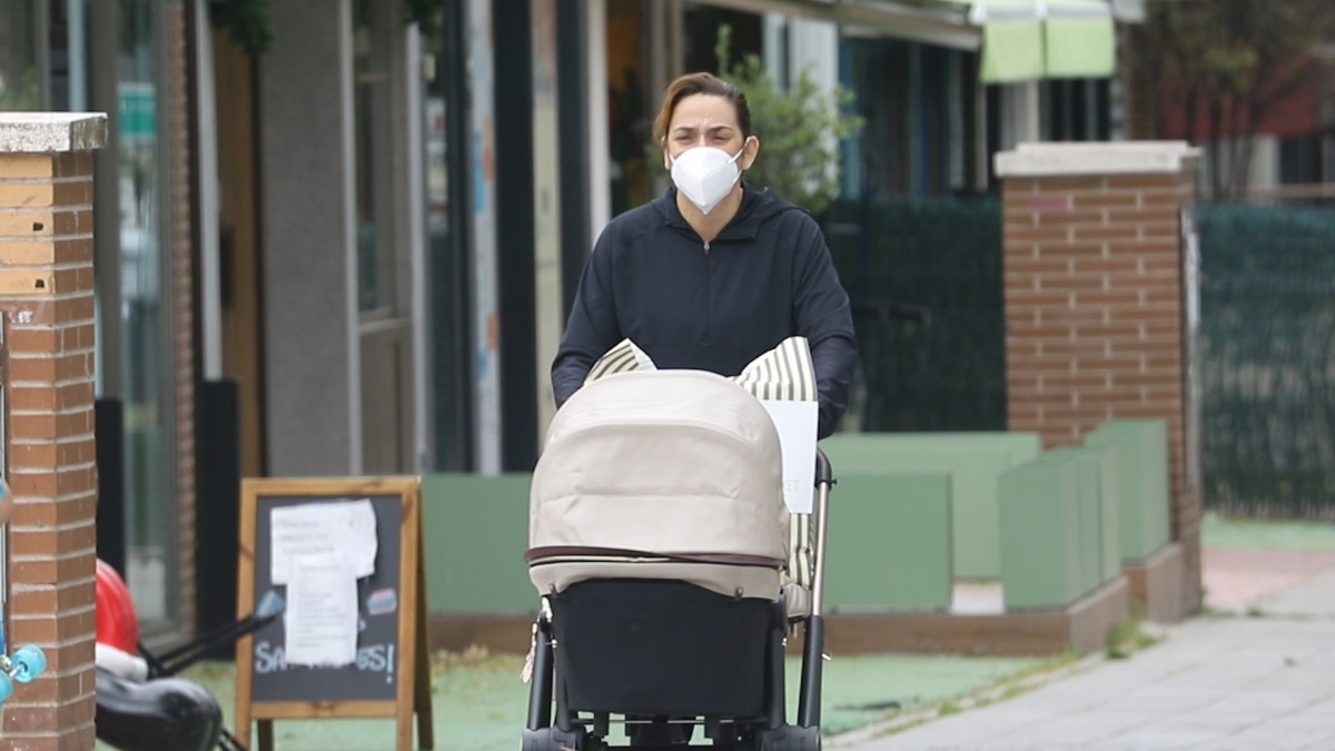 Toñi Moreno pasea mascarilla a su hija Lola muy protegidas ambas