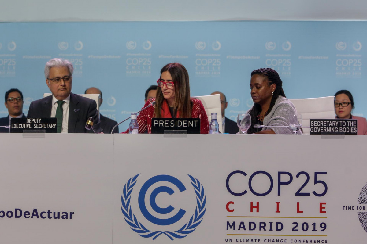 La presidenta de la Cumbre del Clima, Carolina Schmidt (c) durante la última jornada de la COP25, en Madrid (España), a 15 de diciembre de 2019.