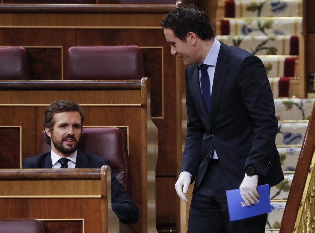 El líder del PP, Pablo Casado y el secretario general del partido, Teodoro García Egea, conversan durante la sesión de Control al Ejecutivo este miércoles en el Congreso, en un momento en el que el Gobierno intenta recabar apoyos para aprobar una nueva pr