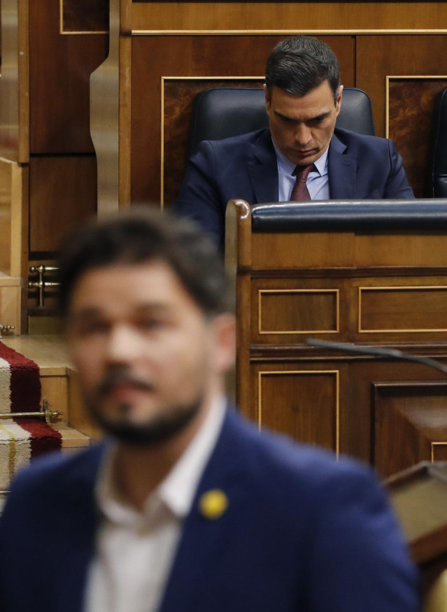 El portavoz parlamentario de ERC, Gabriel Rufián, pasa junto al presidente del Gobierno, Pedro Sánchez
