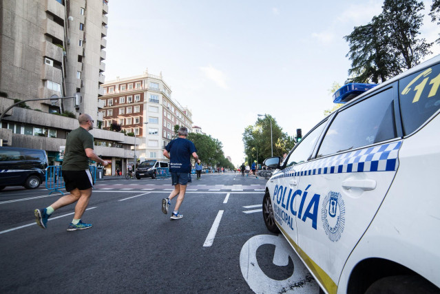 La Policía Municipal de Madrid vigila el cumplimiento de las normas por los transeúntes que caminan  y hacen deporte por la calle Menéndez Pelayo de la capital.