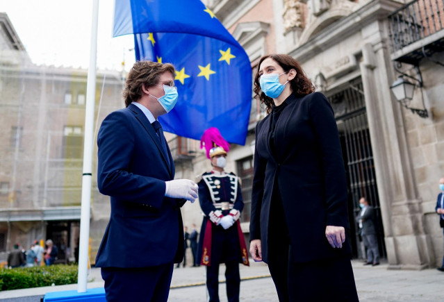 La presidenta de la Comunidad de Madrid, Isabel Díaz Ayuso, asiste al acto de conmemoración por el Día de Europa celebrado por el Ayuntamiento de Madrid (España) a 9 de mayo de 2020. Allí, Ayuso ha destacado el papel de la UE como 
