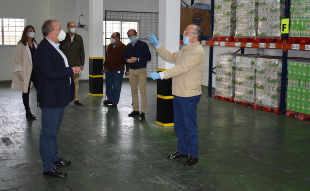 MOnago visita el Banco de Alimentos de Badajoz