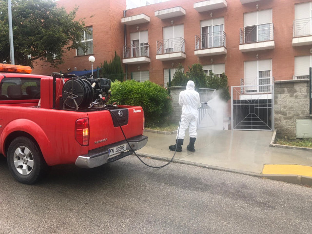 Infantes de marina en labores de desinfección en La Línea