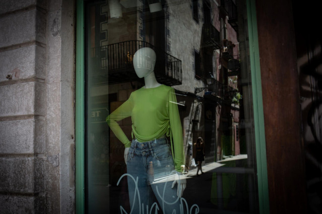 Escaparate de una tienda cerrada, en Barcelona/Catalunya (España) a 4 de mayo de 2020.