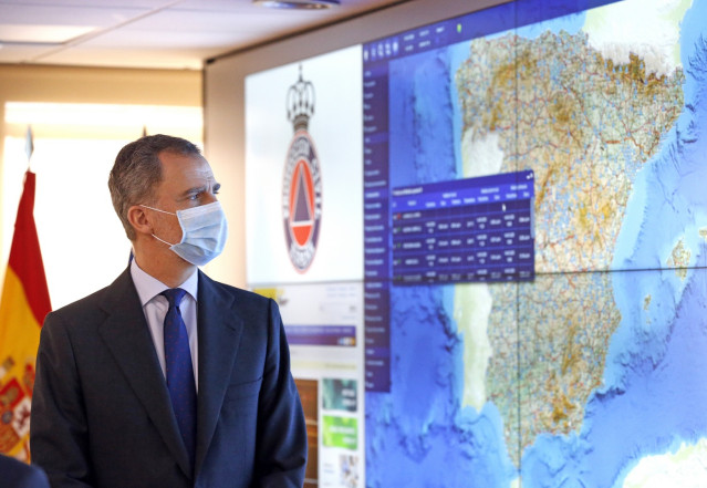El Rey Felipe VI durante su visita al Centro Nacional de Seguimiento y Coordinación de Emergencias