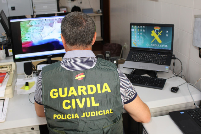 Un agente de la Guardia Civil inspecciona archivos en un ordenador, en una imagen de archivo