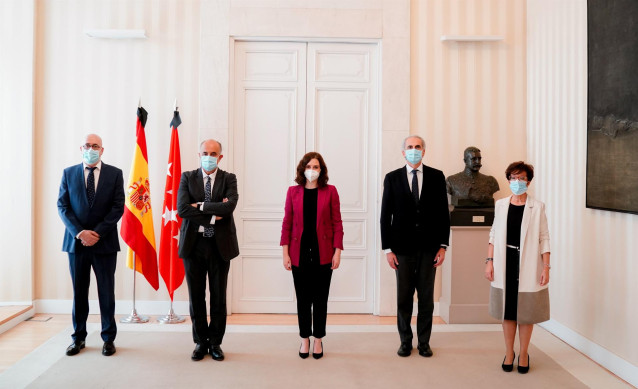 La presidenta de la Comunidad de Madrid, Isabel Díaz Ayuso, ha asistido hoy a la toma de posesión de los nuevos cargos de la recién creada Viceconsejería de Salud Pública y Plan COVID-19