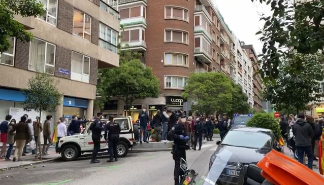 Los vecinos de la zona de Núñez de Balboa (Madrid) vuelven a reclamar en la calle la dimisión de Pedro Sánchez