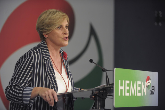La presidenta del PNV en Vizcaya, Itxaso Atutxa, ofrece declaraciones a los medios de comunicación en Sabin Etxea