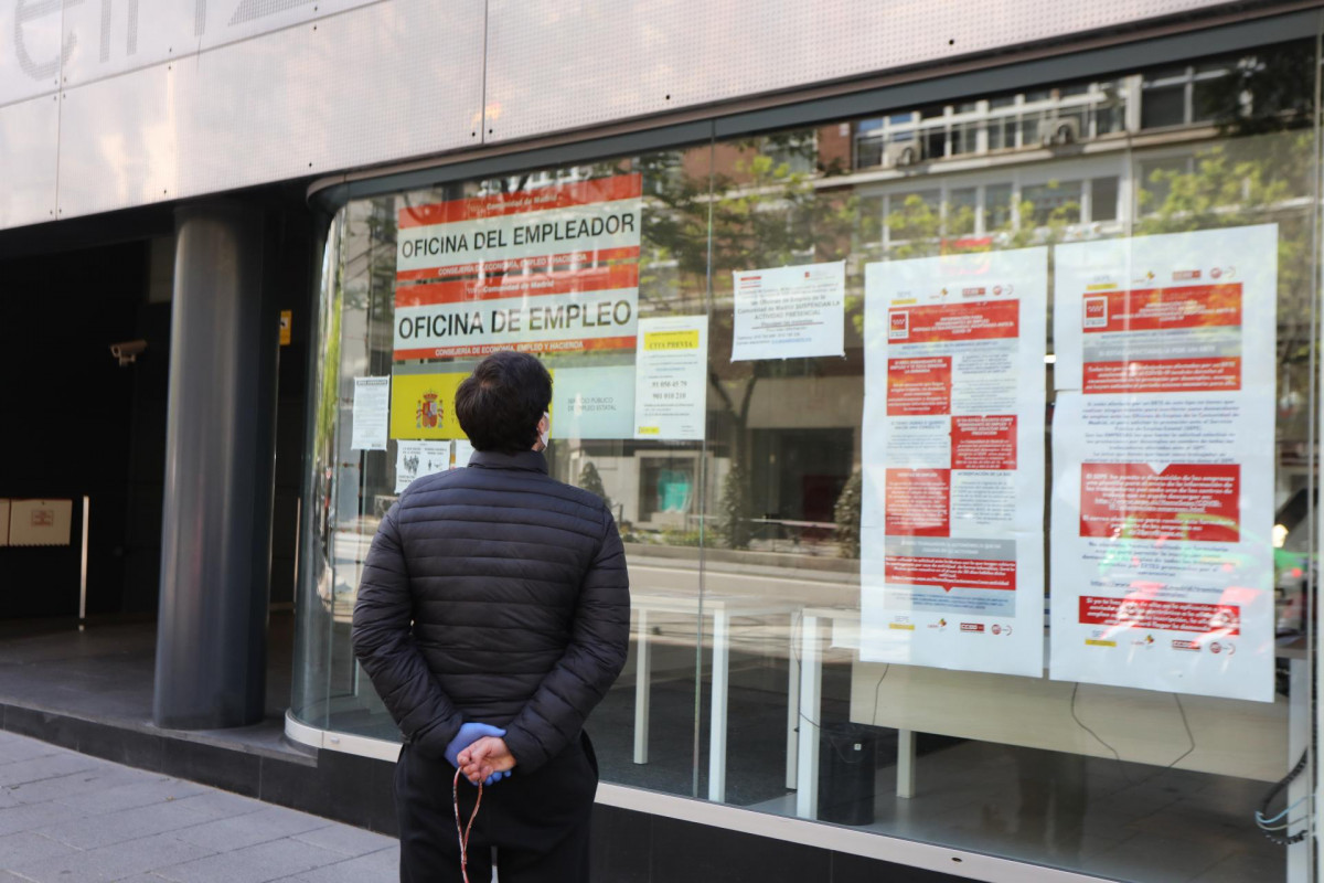 Un hombre pasa con su perro frente a una oficina de Empleo en la capital dos días después de que se conociese por datos de la Encuesta de Población Activa (EPA) que el paro subió en 121.000 personas en el primer trimestre del año