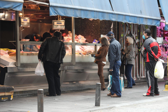 Varias personas hacen uso de los mercados del barrio durante el día 45 de estado de alarma declarado por la crisis del coronavirus.