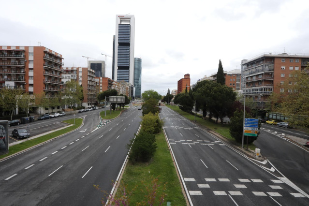 Paseo de la Castellana absolutamente vacío en las inmediaciones de Plaza de Castilla y las Torres Kio.