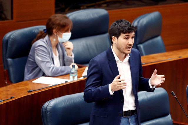 El diputado de Más Madrid, Pablo Gómez Perpinyà durante la sesión de control al ejecutivo regional en la Asamblea de Madrid.