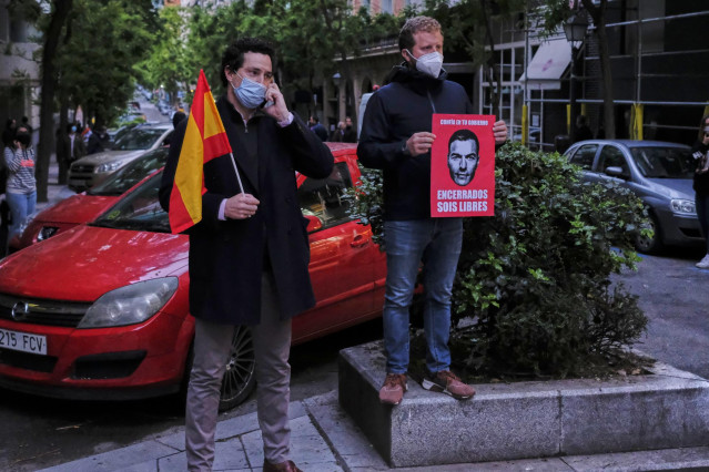 Dos hombres durante la concentración de protesta contra Sánchez en la calle Núñez de Balboa de Madrid.