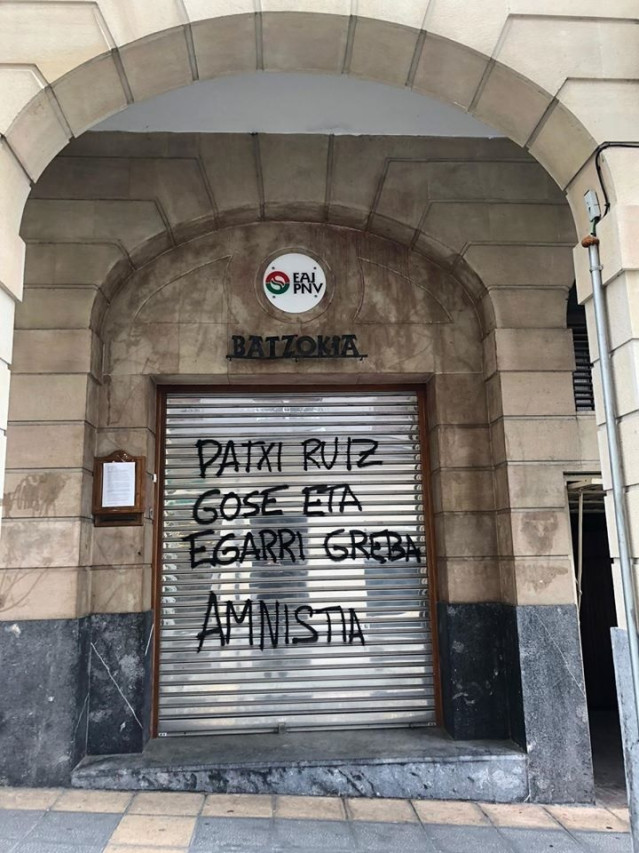 Sede del PNV con pintadas en Mungia