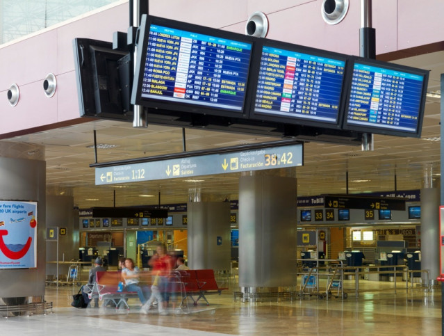 Los ocho aeropuertos canarios recibieron 3.560.704 pasajeros durante el pasado mes de febrero, lo que supone un incremento del 6,1% respecto a febrero de 2017, según datos de Aena.  Los aeropuertos del archipiélago con mayor tráfico de pasajeros fueron lo