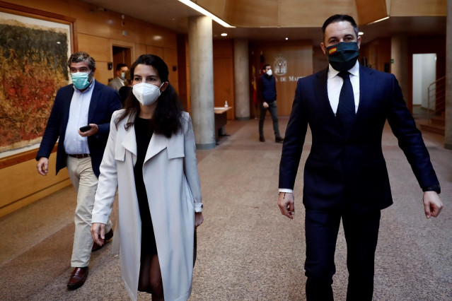 El líder de Vox, Santiago Abascal, y la portavoz en la Asamblea de Madrid, Rocío Monasterio, por los pasillos de la Asamblea de Madrid.