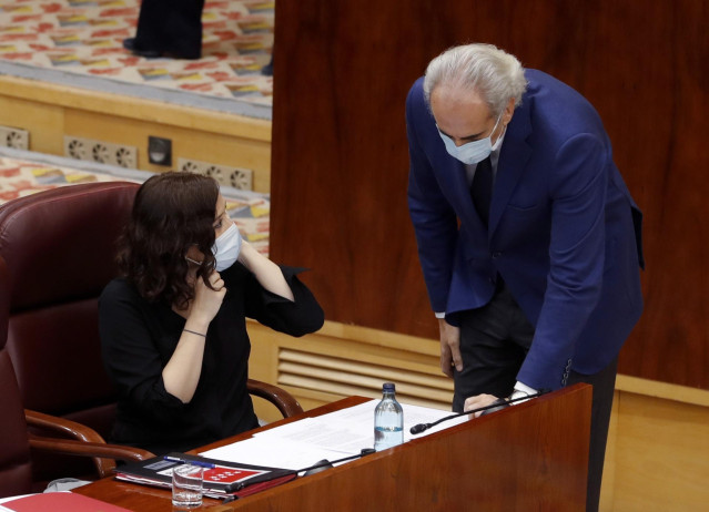 La presidenta de la Comunidad de Madrid, Isabel Díaz Ayuso (i) junto a su consejero de Sanidad, Enrique Ruiz Escudero (d) durante el pleno en la Asamblea de Madrid este miércoles con un único punto del orden del día, la comparecencia de Ayuso para informa