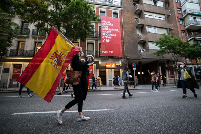 Varias personas se manifiestan en la puerta de la sede del PSOE en contra de las decisiones del Gobierno de España ante la gestión de la pandemia por coronavirus COVID19. En Madrid, España, a 16 de mayo de 2020.