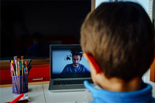 Un niño recibe una clase online.