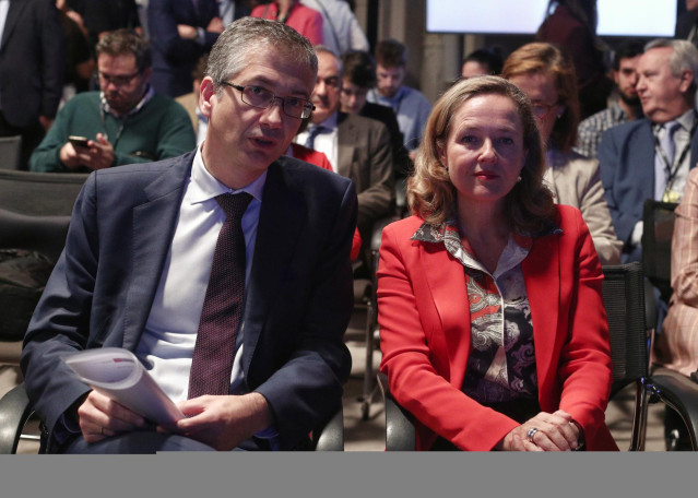 El gobernador del Banco de España, Pablo Hernández de Cos y la ministra de Economía en funciones, Nadia Calviño, en una imagen de archivo