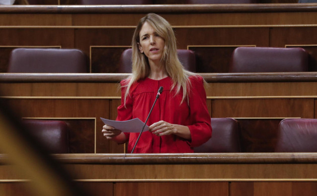 La portavoz del PP, Cayetana Álvarez de Toledo, durante su intervención este miércoles en la sesión de Control al Ejecutivo que se celebra en el Congreso, en un momento en el que el Gobierno intenta recabar apoyos para aprobar una nueva prórroga del estad