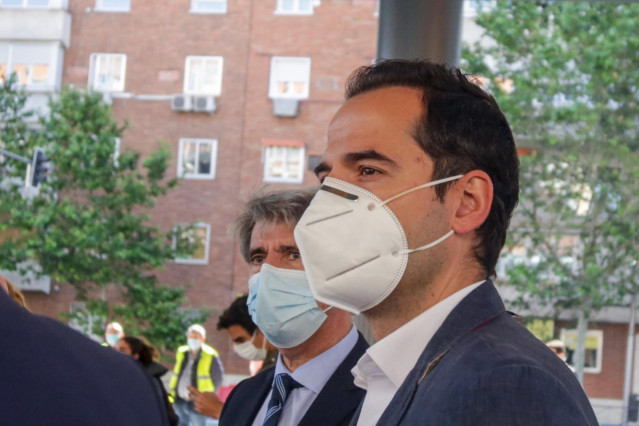 Aguado y Garrido conocen de primera mano las medidas higiénico-sanitarias puestas en marcha por la empresa de autobuses ALSA, en Madrid (España) a 17 de mayo de 2020.
