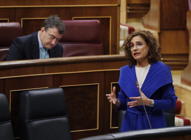 La portavoz del Gobierno y ministra de Hacienda, María Jesús Montero, en el Congreso.