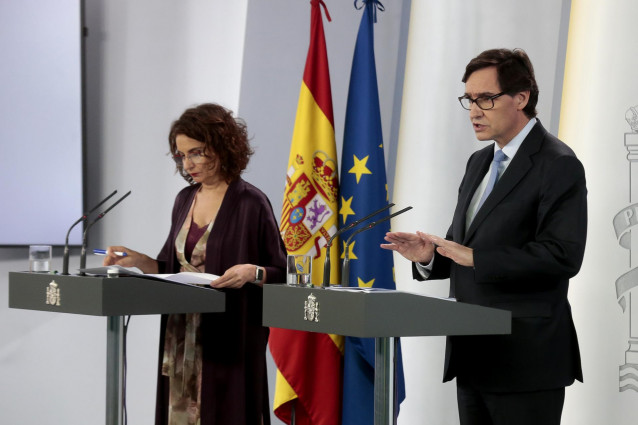 La ministra de Hacienda y portavoz del Gobierno, María Jesús Montero, y el ministro de Sanidad, Salvador Illa, durante una rueda de prensa en la que han informado de los temas que se han tratado en la reunión del presidente del Gobierno, Pedro Sánchez, co